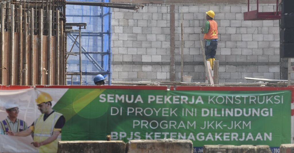 Sejumlah pekerja konstruksi berada di salah satu proyek di kawasan Karet Tengsin, Jakarta Pusat, Sabtu (19/2/2022). Sosialisasi yang minim dari Permenaker Nomor 2 Tahun 2022 tentang Tata Cara dan Persyaratan Pembayaran Manfaat Jaminan Hari Tua (JHT) dan kurangnya kepercayaan publik tehadap pemerintah turut memicu penolakan aturan baru Permenaker. Jaminan Hari Tua dan Jaminan Kehilangan Pekerjaan saat ini menjadi program yang ditawarkan pemerintah untuk memberikan perlindungan bagi pekerja.