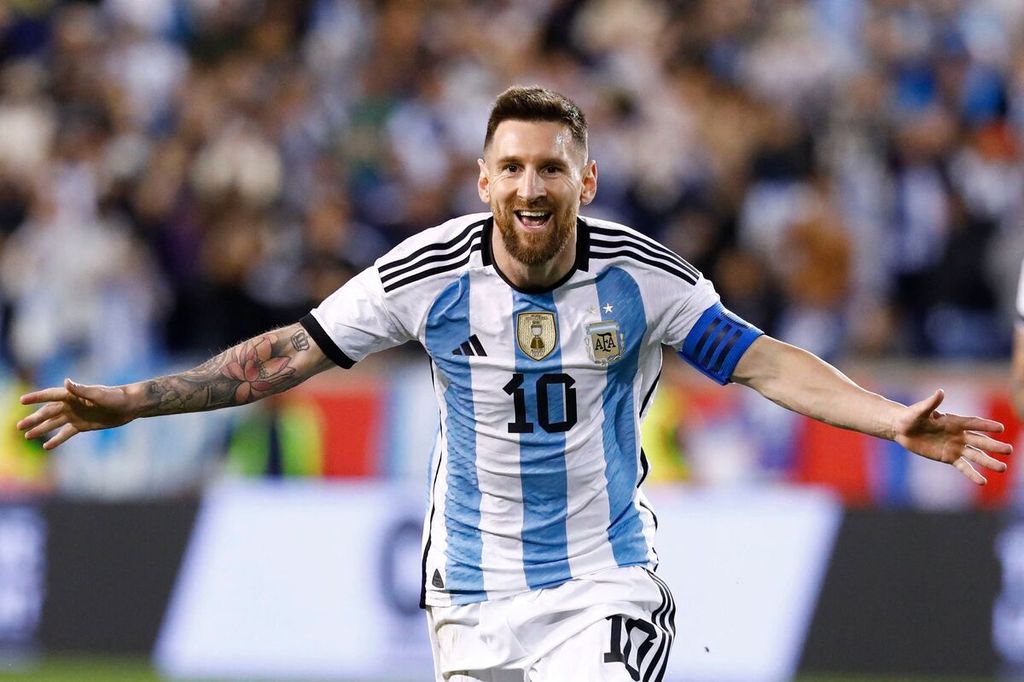 Bintang tim nasional Argentina Lionel Messi merayakan gol ke gawang Jamaika pada laga persahabatan di Red Bull Arena, Harrison, New Jersey, Amerika Serikat, 27 September 2022.