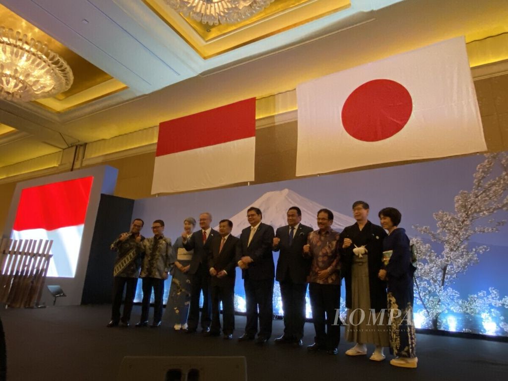 Perwakilan Pemerintah Jepang bersama perwakilan Pemerintah RI dan tamu undangan berfoto bersama dalam acara Resepsi Hari Ulang Tahun Kaisar Jepang di Jakarta, Selasa (18/2/2020). Jepang bertekad meningkatkan hubungan dan kerja sama dengan Indonesia.