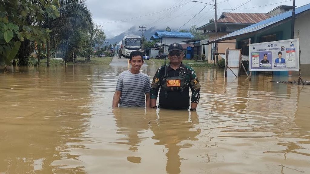 Kondisi banjir di Kecamatan Hulu Gurung, Kabupaten Kapuas Hulu, Kalimantan Barat, Jumat (5/1/2024).