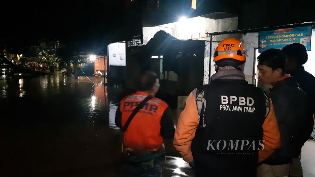 Hujan deras selama lebih kurang tiga jam membuat Sungai Amprong di Kota Malang, Jawa Timur, meluap, Selasa (29/11/2022) malam.