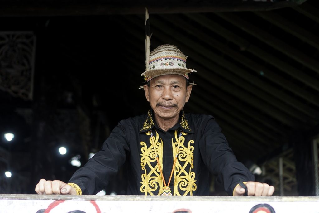 Ketua Kesenian Desa Budaya Pampang berpose di Lamin Pemung Tawai di Desa Budaya Pampang, Kota Samarinda, Kalimantan Timur, Minggu (8/1/2023).
