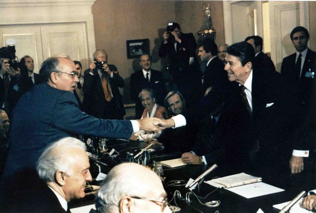 Pemimpin Uni Soviet Mikhail Gorbachev (kiri) berjabat tangan dengan Presiden AS Ronald Reagan dalam pertemuan di Geneva, Swiss, November 1985. 