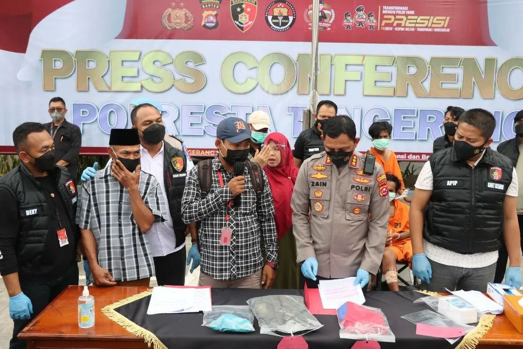 Keluarga korban di Polresta Tangerang, Banten, Selasa (25/1/2022). Mereka berharap IS dan GG dihukum mati karena menganiaya, mencuri, memperkosa, dan hendak membunuh SP.