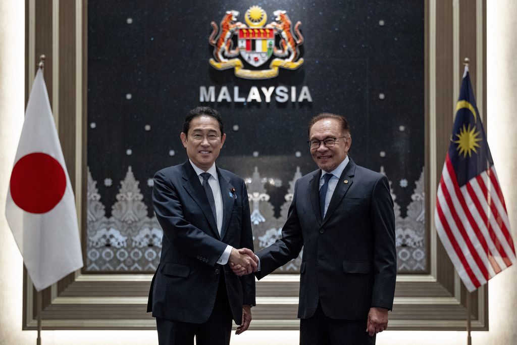 Perdana Menteri Malaysia Anwar Ibrahim (kanan) menerima lawatan PM Jepang Fumio Kishida di Putra Jaya, Malaysia, Minggu (5/11/2023). Anwar dan Kishida, antara lain, membahas kerja sama pertahanan kedua negara.