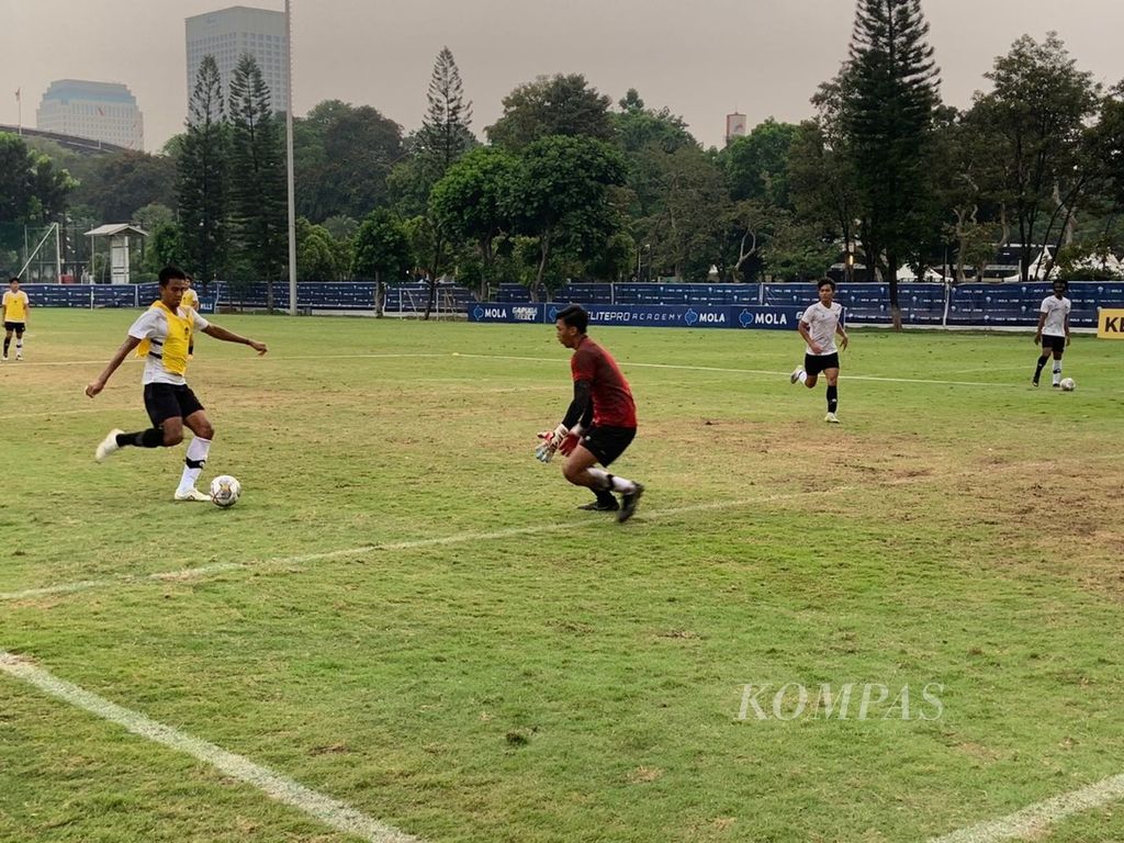Para pemain depan tim Indonesia U-19 melepaskan tendangan saat latihan simulasi menyerang pada pemusatan latihan di Lapangan ABC, Senayan, Jakarta, Selasa (30/8/2022). 