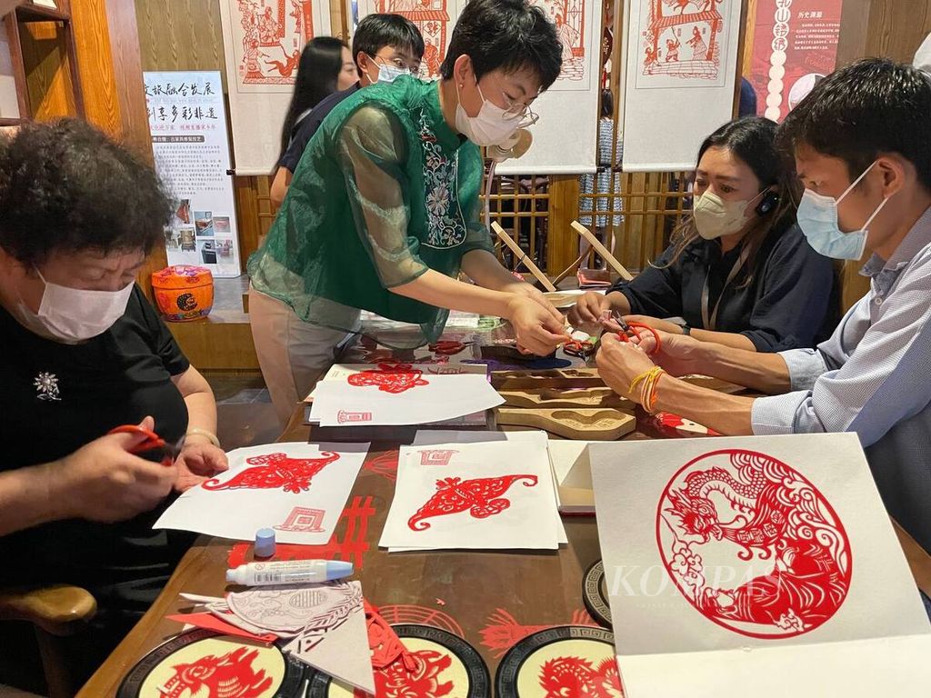 Di salah satu museum peradaban China di Weihai, pengunjung museum bisa mencoba beragam keterampilan tradisional China, seperti tampak pada Rabu (3/8/2022).