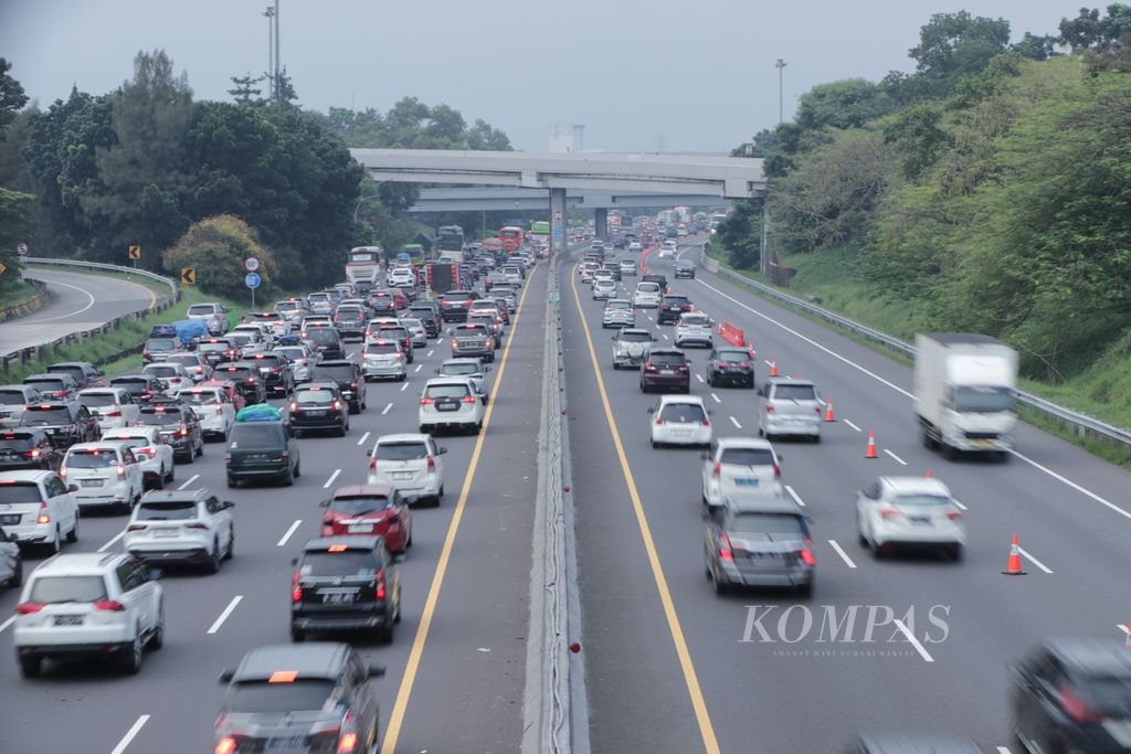 Kondisi arus kendaraan Tol Jakarta-Cikampek km 67 arah Jakarta pada Minggu (14/04/2024).
