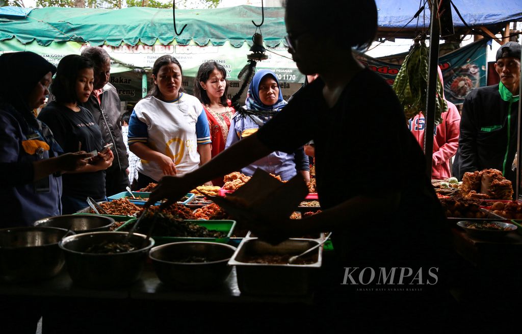 Warga yang hendak berbelanja masakan memadati warung makan di kawasan Petamburan, Tanah Abang, Jakarta Pusat, Senin (12/9/2022). 
