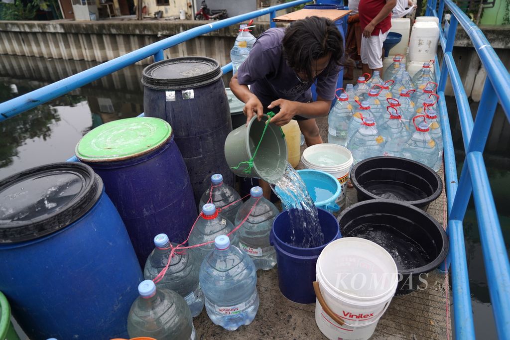 Warga memindahkan air bersih dari truk tangki ke ember dan galon di Gang Bulak Cabe, RT 006 RW 009 Kelurahan Cilincing, Kecamatan Cilincing, Jakarta Utara, Jumat (1/12/2023). Sebanyak 8.000 liter air bersih dibagikan oleh Perusahaan Umum Daerah Air Minum Jaya kepada warga sekitar. Pemerintah Provinsi DKI Jakarta terus berupaya untuk memperluas dan mempercepat jangkauan perpipaan air minum 100 persen kepada warga pada 2030. Berdasarkan data Agustus 2023, cakupan layanan penyediaan air minum PAM Jaya mencapai 67,02 persen. Masih terdapat 32,98 persen lagi yang harus diwujudkan dalam waktu tujuh tahun ke depan.  