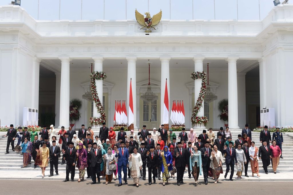 Presiden Joko Widodo bersama Wakil Presiden Ma'ruf Amin saat berfoto bersama para menteri di halaman depan Istana Merdeka, Jakarta, Rabu (23/10/2019).