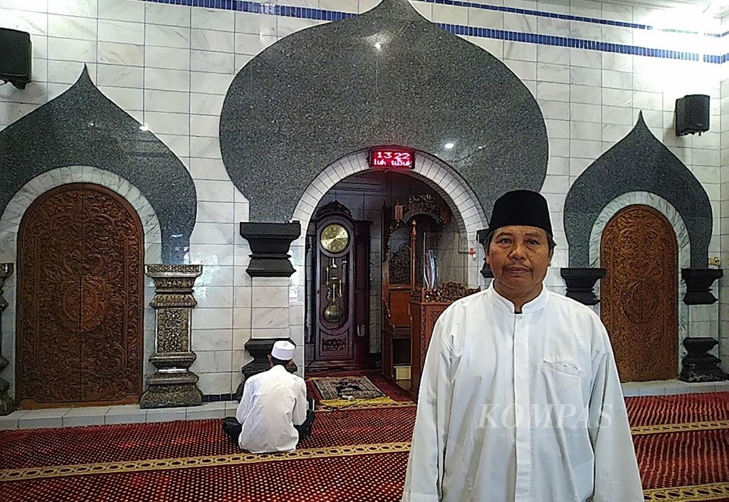 Sauzi (55) adalah marbot di Masjid Al Hikmah di Kesiman Kertalangu, Kecamatan Denpasar Timur, Kota Denpasar, Bali.