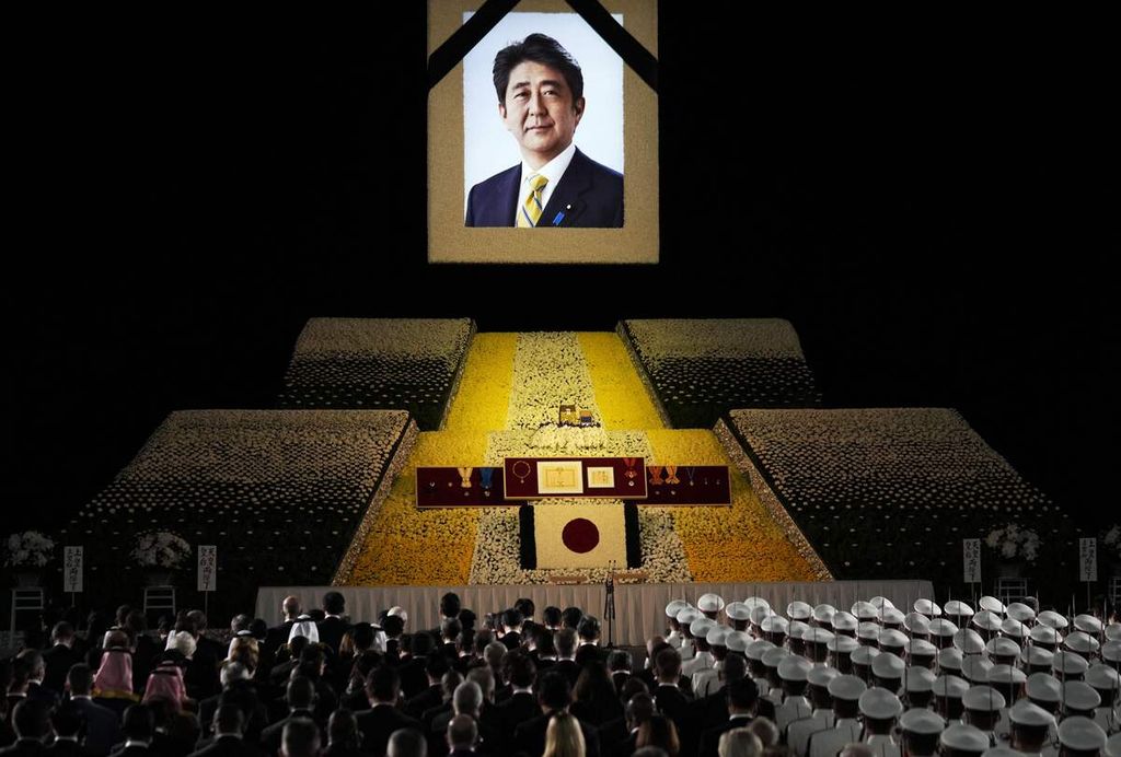 Pemandangan lokasi upacara pemakaman kenegaraan bagi mendiang mantan PM Jepang Shinzo Abe di Nippon Budokan, Tokyo, Jepang, Selasa (27/9/2022). 