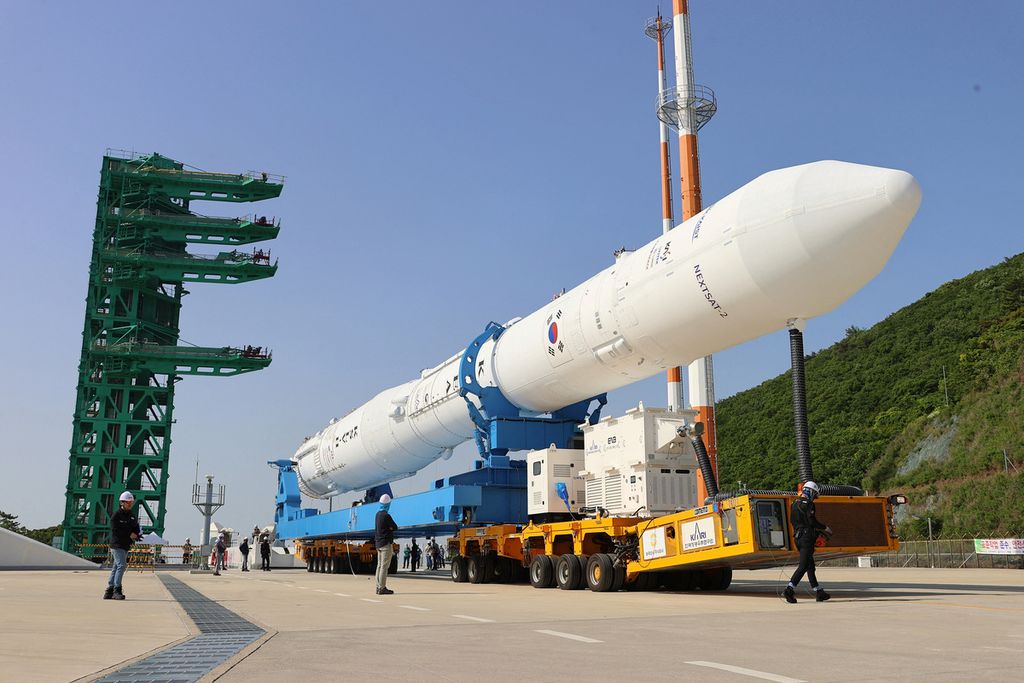 Foto yang diambil pada 23 Mei 2023 dan disediakan oleh Korea Aerospace Research Institute (KARI) ini menunjukkan roket antariksa Korea Selatan, Nuri, bergerak ke landasan peluncurannya di Naro Space Center di Goheung, sehari sebelum percobaan ketiga untuk ditempatkan ke orbit. 