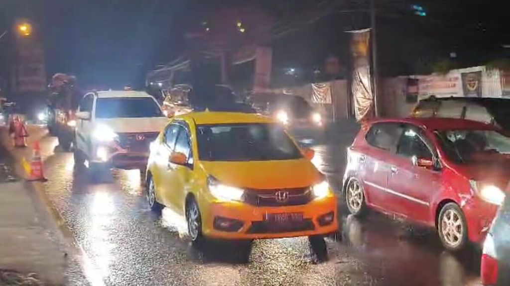 Kepadatan lalu lintas di Jalan Raya Nagreg, Kabupaten Bandung, Jawa Barat, Selasa (9/4/2024) dini hari. Kepadatan arus lalu lintas sempat terjadi pada pukul 01.30 hingga satu jam.