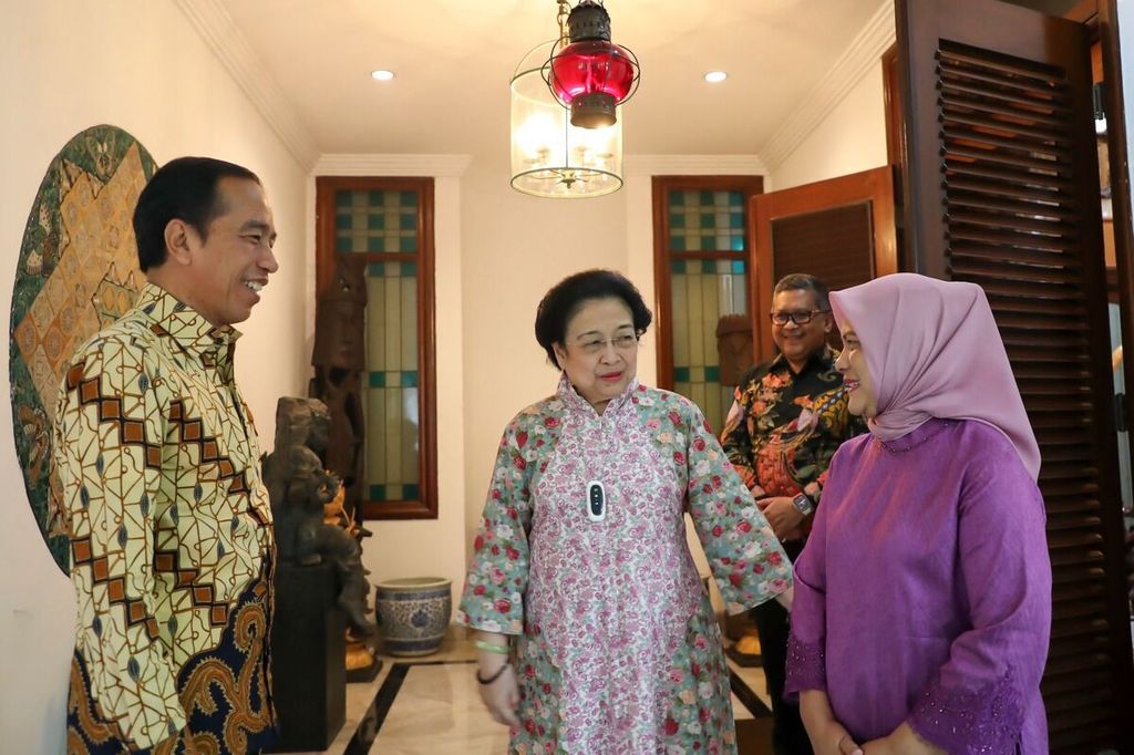 Presiden Joko Widodo saat bersama Ny Iriana Jokowi bersilaturahmi Lebaran ke Ketua Umum PDI-P Megawati Soekarnoputri, di kediaman Megawati, di Jakarta, Kamis (27/4/2023).