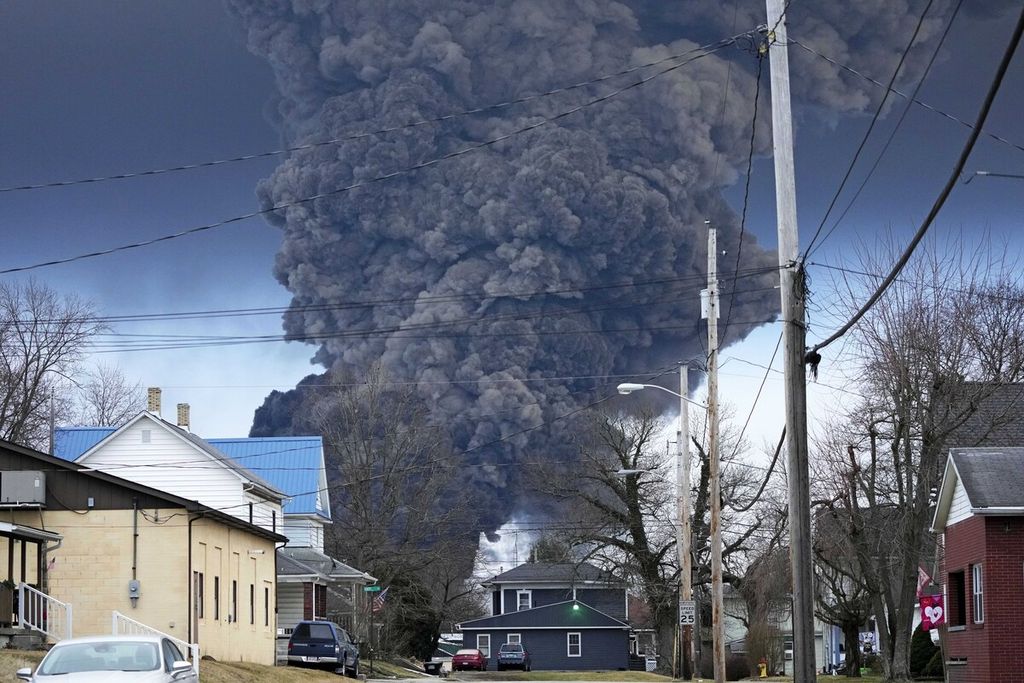 Asap membubung di langit East Palestine, Ohio, Amerika Serikat, Senin (6/2/2023). Petugas memutuskan membakar zat-zat kimia yang tersisa setelah tumpah akibat kecelakaan kereta api pada 3 Februari 2023.