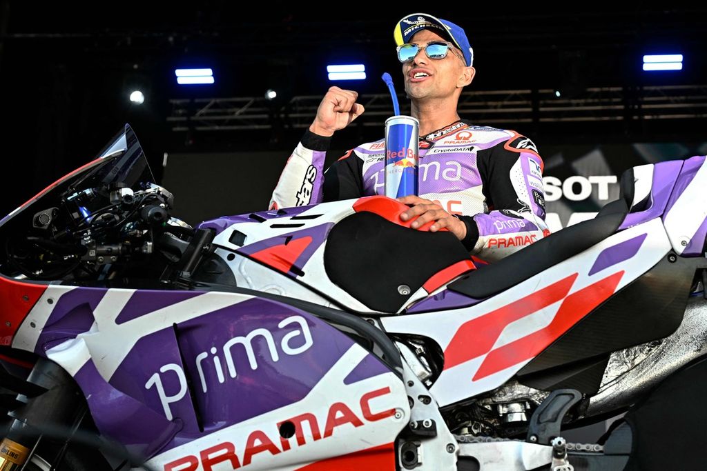Pebalap Prima Pramac Racing Ducati, Jorge Martin, merayakan kemenangan di balap sprint MotoGP Valencia, 25 November 2023. Martin mengincar posisi di kursi pebalap di tim pabrikan Ducati. 