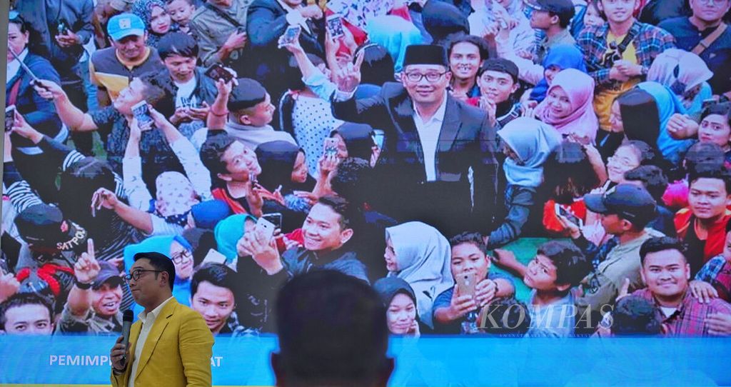 Wakil Ketua Umum Partai Golkar Ridwan Kamil menampilkan foto dirinya di antara generasi muda saat memberikan kuliah umum dengan tema ”Kepemimpinan Transformatif yang Berbasis Karya” di Kantor DPP Partai Golkar, Jakarta, Senin (13/3/2023). 