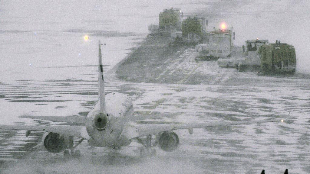 Derasnya  salju membuat landasan pacu Bandara Internasional Helsinki, Finlandia, Rabu (24/1), tertutup salju.