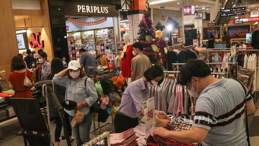 Para pengunjung berbelanja pakaian di salah satu mal di kawasan Kebayoran Lama, Jakarta, Minggu (25/12/2022). Momen libur Natal dimanfaatkan warga untuk mencari hiburan di pusat perbelanjaan. 