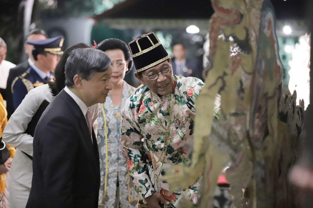 King of Keraton Yogyakarta Sultan Hamengku Buwono X (right) exhibited a collection of wayang from the palace to Japanese Emperor Naruhito at the Keraton Yogyakarta, Special Region of Yogyakarta, on Wednesday (21/6/2023). Naruhito received a warm reception from the Sultan on that occasion. There were other entertainments presented in the form of dance, music, and delicious dishes.