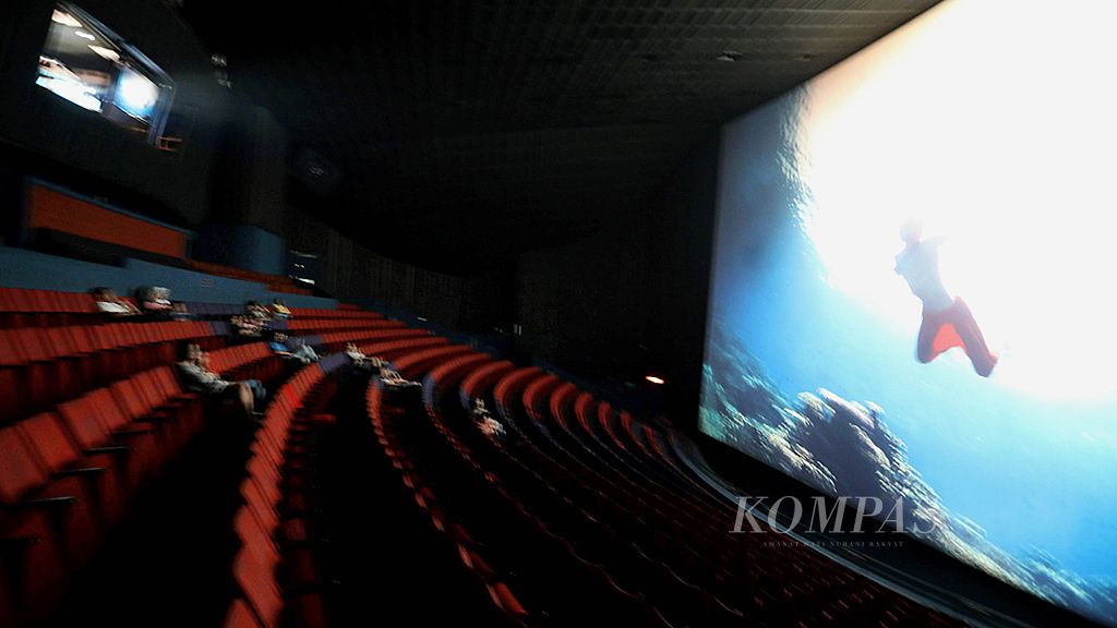  Teater ini menjadi tempat pemutaran dan pertunjukan film-film dokumenter berteknologi canggih, Gedung teater ini didirikan atas prakarsa Ibu Tien Soeharto, dan di resmikan pada tanggal 20 April 1984. 