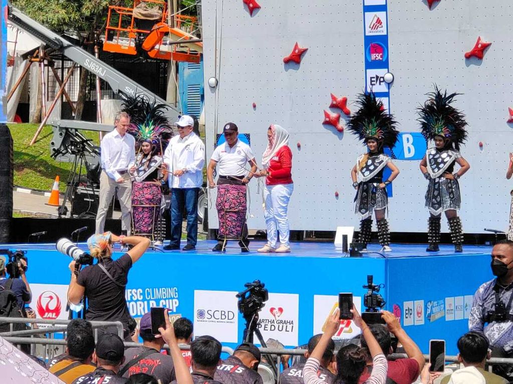 Upacara pembukaan seri ke-12 Piala Dunia Panjat Tebing 2022 berlangsung di SCBD Park, Jakarta, Sabtu (24/9/2022). Pembukaan dihadiri Presiden Federasi Panjat Tebing Dunia Marco Maria Scolaris (paling kiri), Ketua MPR Bambang Soesatyo (kedua kiri), Menpora Zainudin Amali (kedua kanan), dan Ketua Umum Pengurus Besar Federasi Panjat Tebing Indonesia Yenny Wahid (paling kanan). 