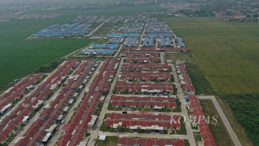 Foto udara perumahan baru di Desa Muktiwari, Kecamatan Cibitung, Kabupaten Bekasi, Jawa Barat, Jumat (26/8/2022).