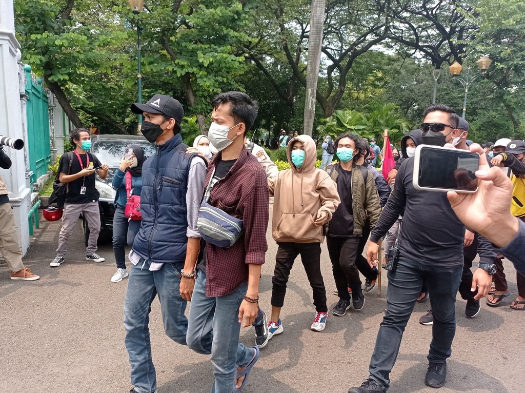 Belasan pelajar ditangkap polisi saat hendak mengikuti unjuk rasa di seputaran Patung Arjuna Wijaya dan Monumen Nasional, Jakarta, Senin (11/4/2022).