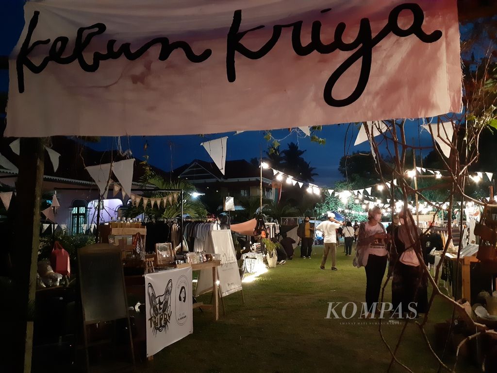 Pasar Seni Kebun Kriya di halaman Kedai Broyat, Kota Jambi, Sabtu (12/3/2022). Kegiatan ini mewadahi beragam karya komunitas dan kreativitas lokal, mulai dari jenis produk seni, kriya, hingga kuliner.