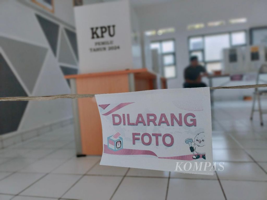 Untuk menjaga kerahasiaan pemilih, petugas KPPS di TPS 903 Asrama Ratnaningsih Kinanti 2-3 memasang tanda larangan memotret di dekat bilik suara, seperti terlihat pada Rabu (14/2/2024).