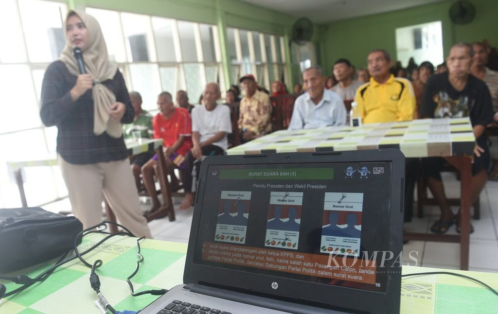 Petugas memberikan penjelasan mengenai pemilihan presiden saat sosialisasi Pemilu 2024 oleh KPU Kota Surabaya di Griya Werdha Jambangan, Surabaya, Jawa Timur, Jumat (1/5/2024). 