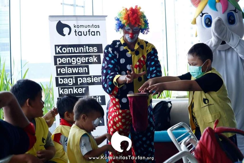 The Taufan Community, founded by Yeni Dewi Mulyaningsih, often holds events to entertain pediatric cancer patients.
