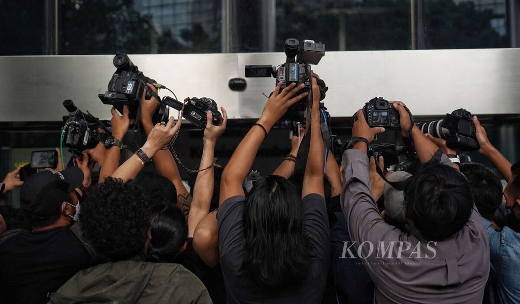 Para wartawan saat wawancara Kepala Bea dan Cukai Makassar Andhi Pramono seusai hadir memberi klarifikasi Laporan Harta dan Kekayaan Penyelenggara Negara (LHKPN) di kantor Komisi Pemberantasan Korupsi, Jakarta, Selasa (14/3/2023). 