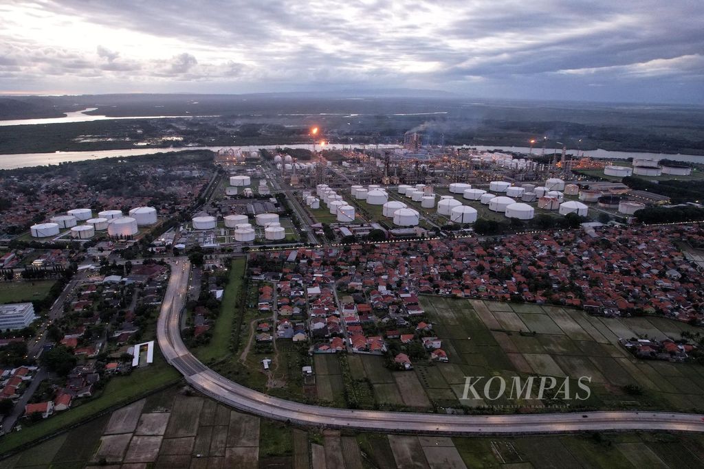 Lanskap kilang Pertamina Refinery Unit (RU) IV Cilacap yang dikelola PT Kilang Pertamina Internasional (PT KPI) di Cilacap, Jawa Tengah, Jumat (28/10/2022). Dari enam kilang yang dikelola PT KPI, RU IV Cilacap mempunyai kapasitas pengolahan terbesar, yaitu 348.000 barel minyak per hari.