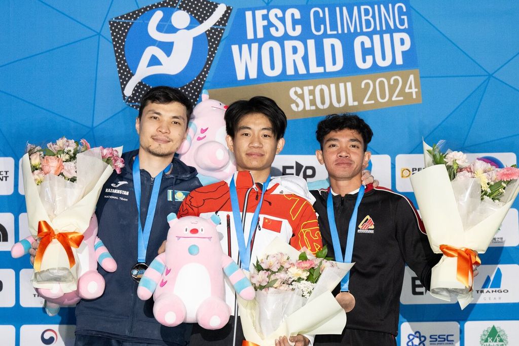 Pemanjat tebing Indonesia disiplin <i>speed</i>, Kiromal Katibin (kanan) dan lawannya Sebastian Lucke, meraih medali perunggu pada seri Piala Dunia di Seoul, Korea Selatan, Jumat (4/10/2024).