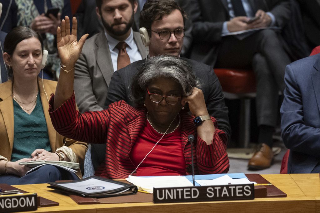 Duta Besar Amerika Serikat untuk Perserikatan Bangsa-Bangsa Linda Thomas-Greenfield mengangkat tangan, menyatakan abstain, saat pemungutan suara di Dewan Keamanan PBB, Jumat (22/12/2023). 