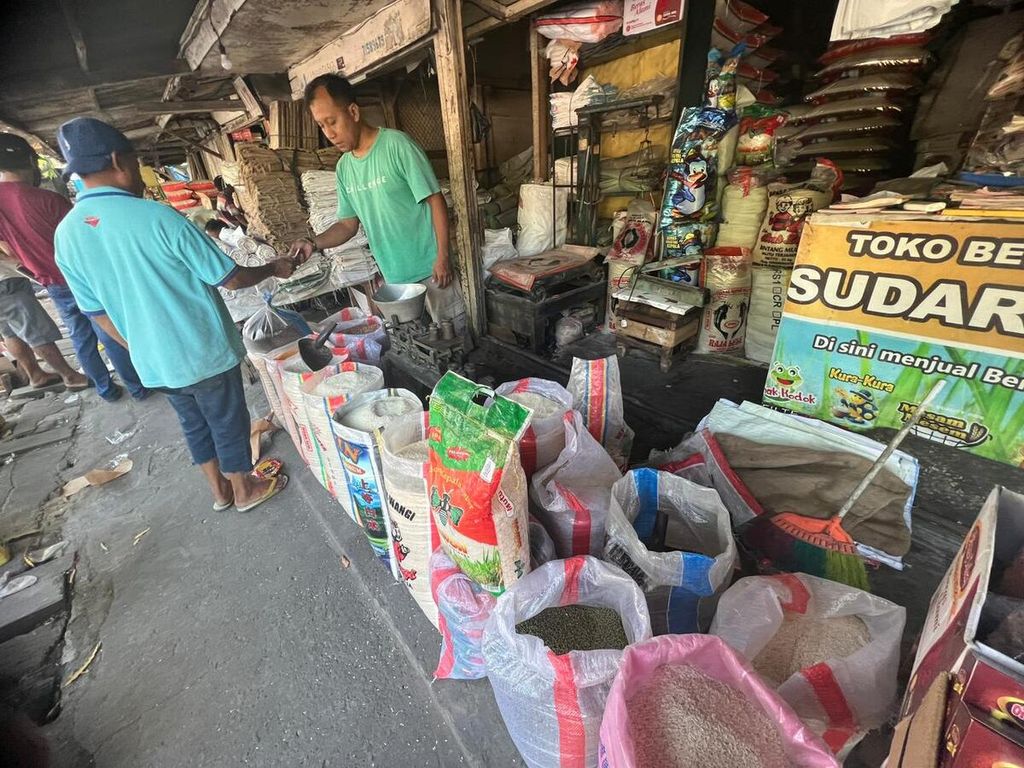 Suasana di Pasar Bendul Merisi yang merupakan salah satu sentra penjualan beras di Surabaya, Jawa Timur, Selasa (12/9/2023). Harga beras sedang menanjak di atas harga eceran tertinggi.