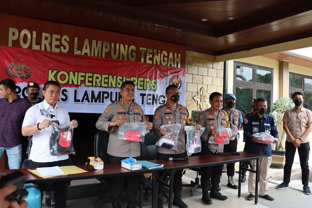 Aparat Kepolisian Resor Lampung Tengah menunjukkan barang bukti kasus perampokan dan pembunuhan dengan korban seorang pengusaha karangan bunga di Bandar Lampung, pada Rabu (29/6/2022) di Markas Besar Polres Lampung Tengah.