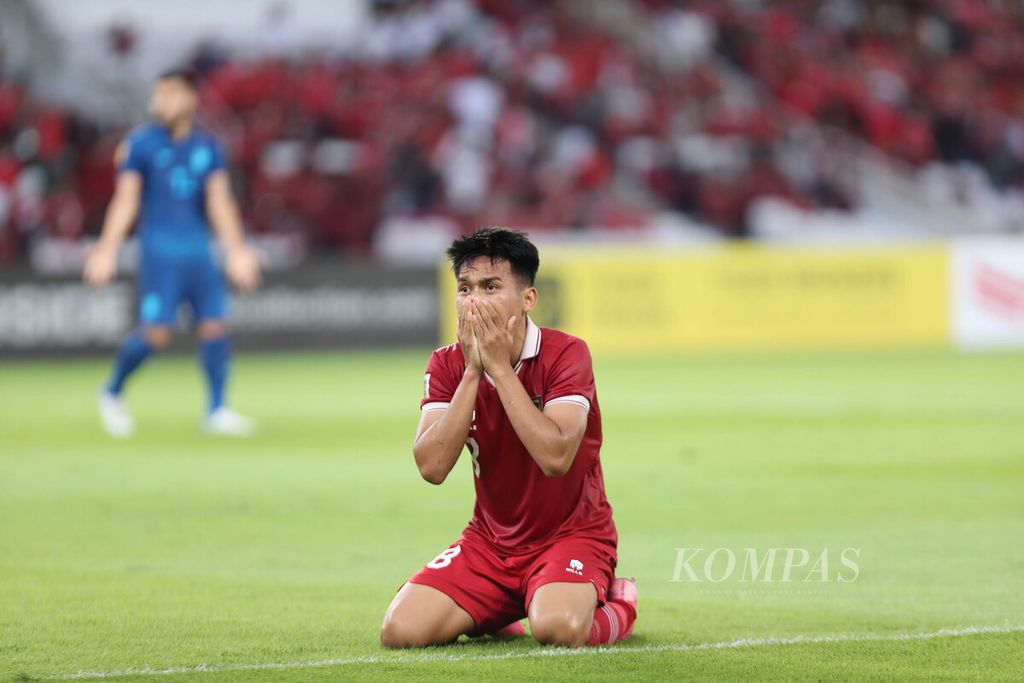 Ekspresi tidak percaya penyerang timnas Indonesia, Witan Sulaeman, setelah bola yang disepaknya melenceng di sisi kanan gawang Thailand pada laga ketiga Grup A Piala AFF 2022 di Stadion Utama Gelora Bung Karno Jakarta, Kamis (29/12/2022).