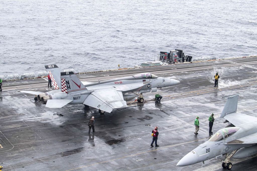 Satu unit pesawat tempur Amerika Serikat bersiap tinggal landas dari kapal induk USS Theodore Roosevelt dalam &quot;Freedom Edge&quot;, latihan militer trilateral, AS bersama Korea Selatan dan Jepang, Jumat (28/6/2024). 