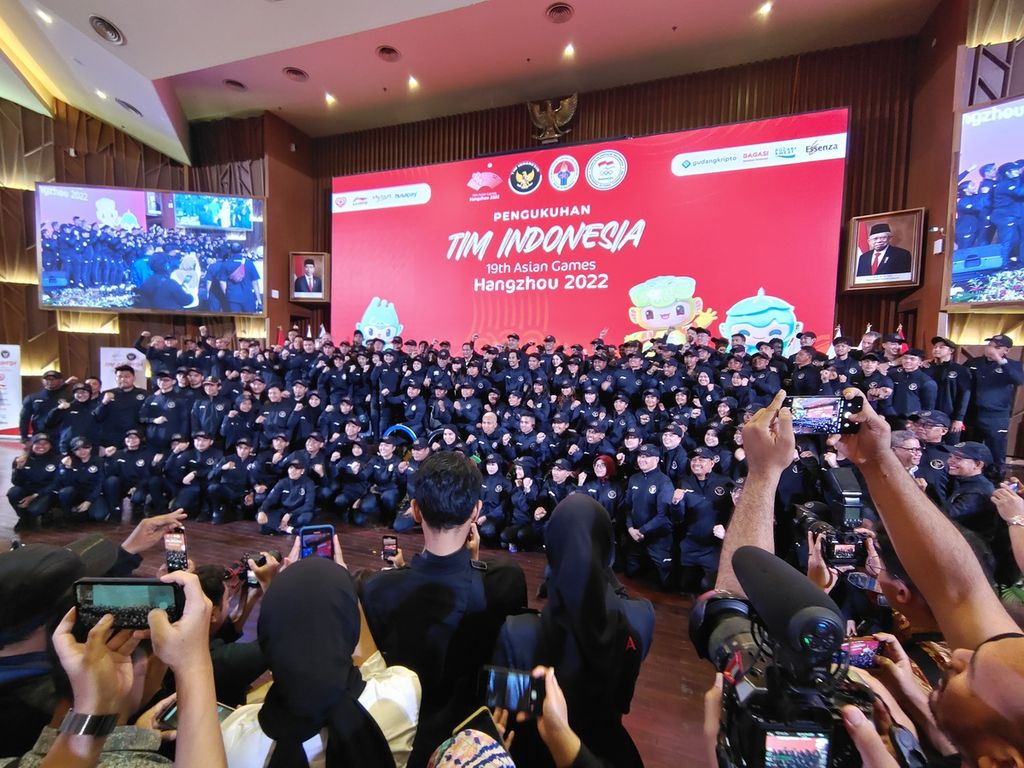 Pejabat serta atlet, pelatih, dan ofisial kontingen Indonesia untuk Asian Games Hangzhou, China 2022 berfoto bersama seusai upacara pengukuhan kontingen di Kantor Kementerian Pekerjaan Umum dan Perumahan Rakyat, Jakarta, Selasa (19/9/2023).