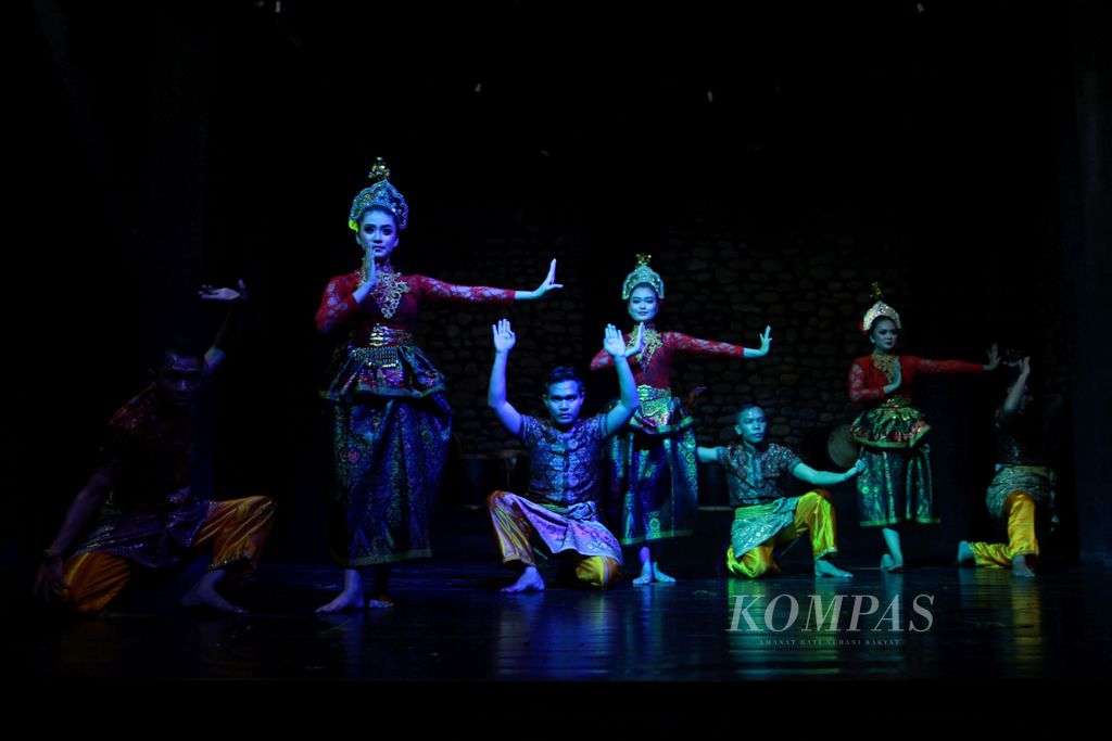 Kumpulan Seri Seni Melayu (KMMS) asal Pekanbaru, Riau, tampil membawakan berbagai tari tradisi Melayu antara lain seperti Zapin, Kemilau Riau, dan lainnya pada Festival Nan Jombang Tanggal 3 di Ladang Tari Nan Jombang, Balai Baru, Kota Padang, Sumatera Barat, Rabu (3/4/2019) lalu. Festival Nan Jombang Tanggal 3 pada tanggal tiga setiap bulan, diselenggarakan oleh Komunitas Galombang Minangkabau bersama Nan Jombang Dance Company didukung Bakti Budaya Djarum Foundation dan Taman Budaya Sumbar.