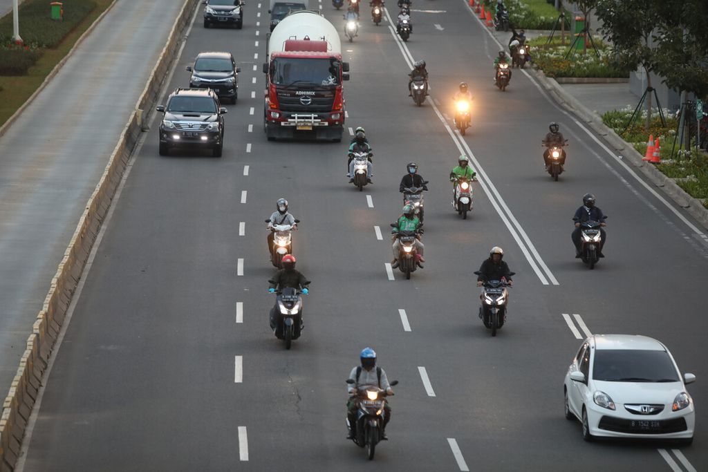 Sepeda motor melaju di ruas Jalan Sudirman, Jakarta Pusat, pada jam pemberlakuan pembatasan ganjil genap, Senin (24/8/2020). 