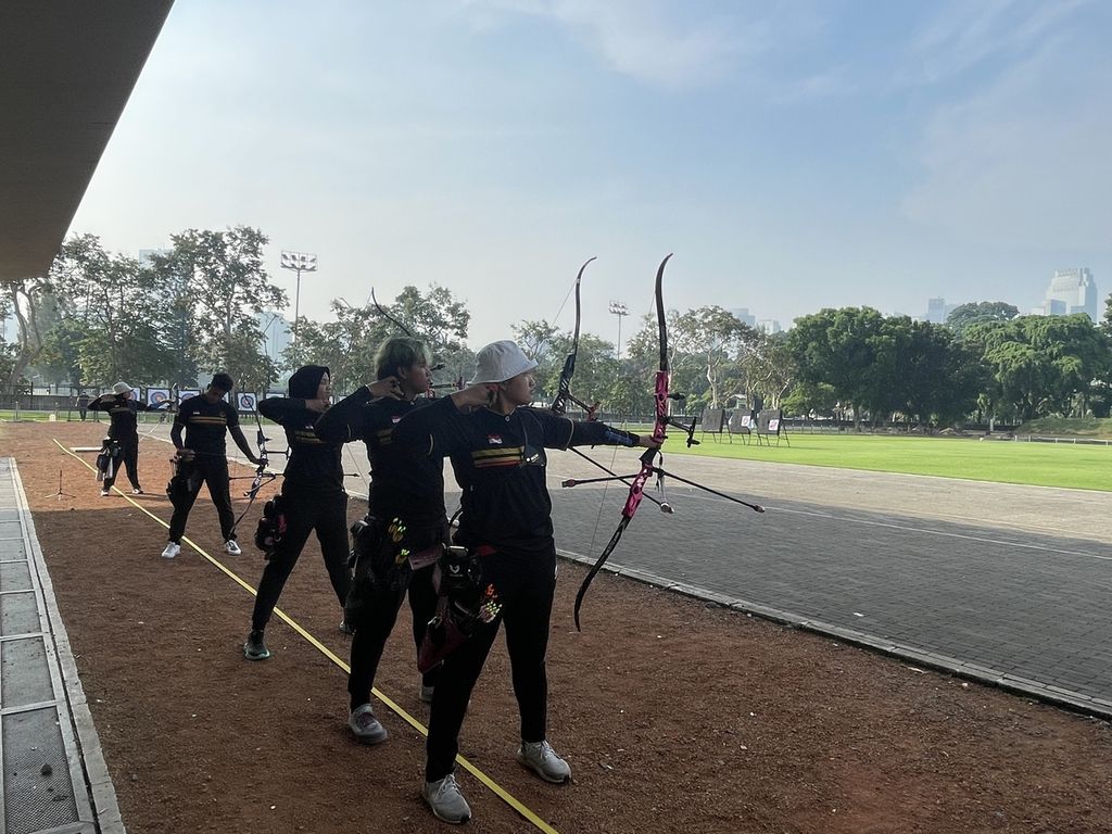 Atlet panahan divisi <i>recurve </i>berlatih di Lapangan Panahan Gelora Bung Karno, Jakarta, Rabu (8/6/2023) pagi.