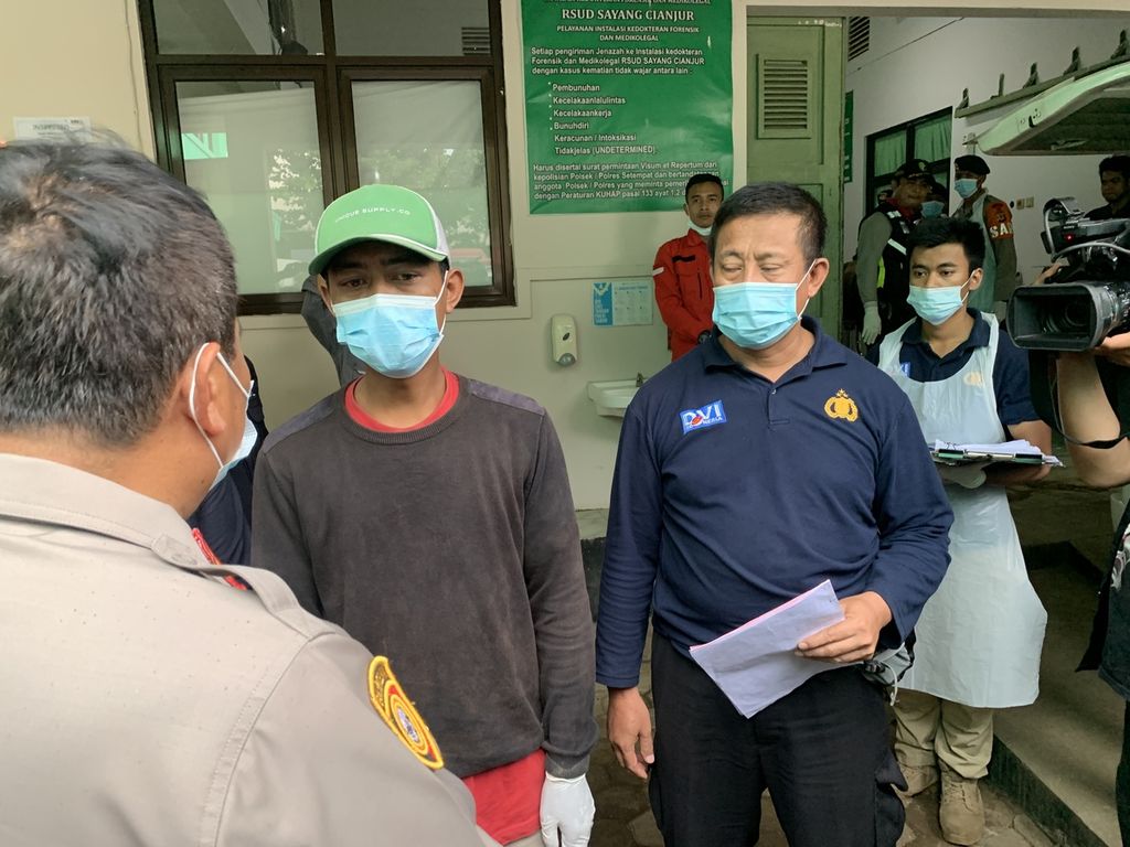 Kepala Kepolisian Daerah (Polda) Jawa Barat Inspektur Jenderal Suntana saat menyerahkan dokumen salah satu jenazah teridentifikasi kepada keluarga, Minggu (27/11/2022), di Rumah Sakit Umum (RSUD) Sayang Cianjur, Jawa Barat.