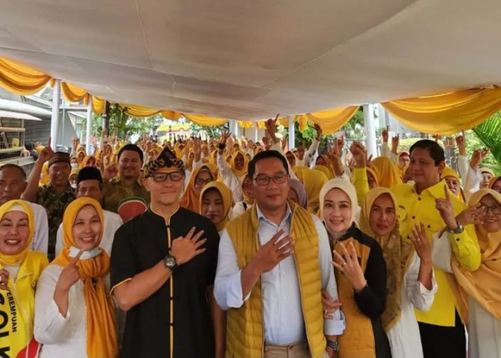 Caleg DPR RI dari Partai Golkar, Atalia Praratya, bersama suaminya, Ridwan Kamil, ketika berkampanye pada akhir Desember 2023. Atalia berkontribusi 63 persen suara Golkar dari dapil Jabar I yang meliputi Kota Bandung dan Kota Cimahi.