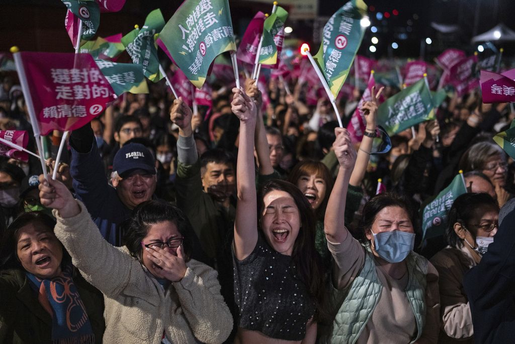 Massa pendukung Partai Progresif Demokratik (DPP) berkumpul di New Taipei City, Taiwan, 13 januari 2024. Kandidat DPP Lai Ching-te memenangi pemilihan presiden. 