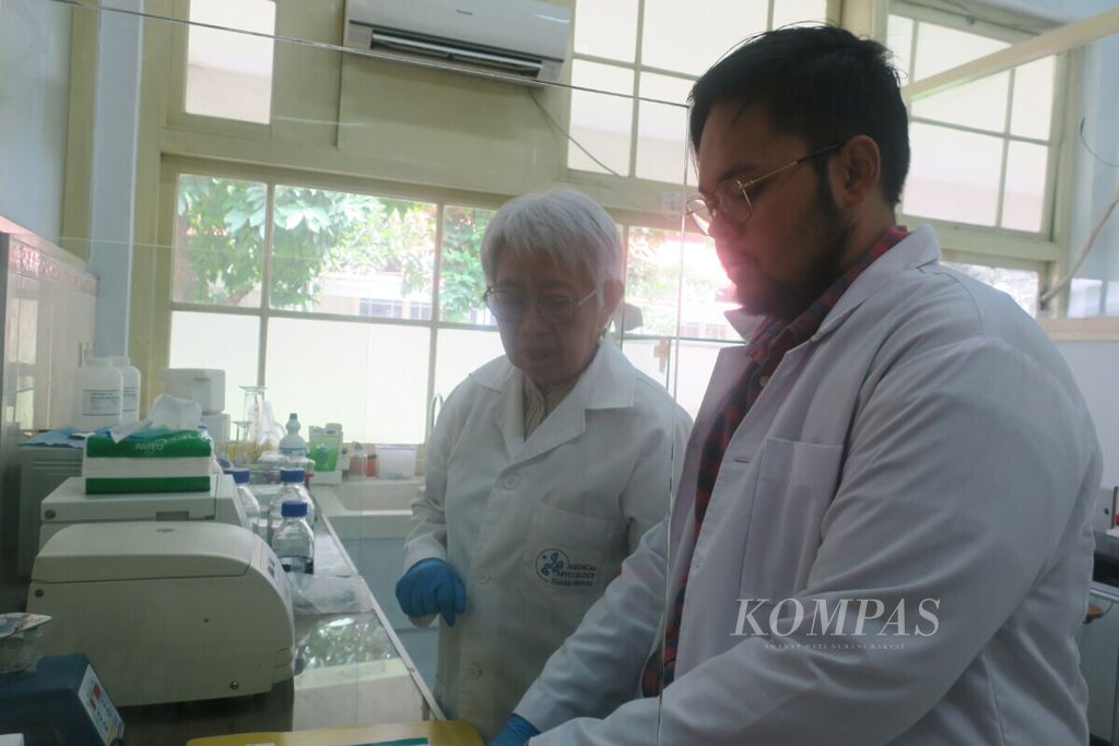 Prof Retno Wahyuningsih (kiri) mendampingi peneliti dalam pemeriksaan penyakit jamur di Fakultas Kedokteran Universitas Indonesia, Februari 2020.